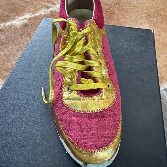 CHANEL Black Sneaker Box with Fuchsia Label - Picture 4 of 8